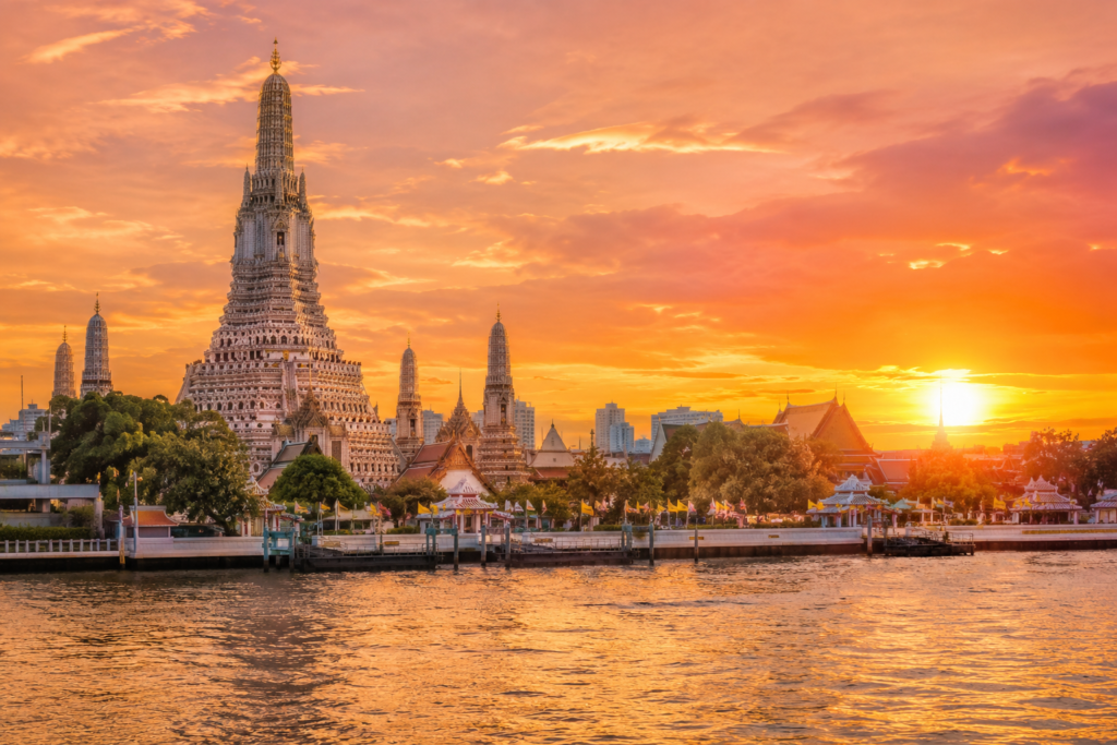 Wat Arun in Bangkok at sunset